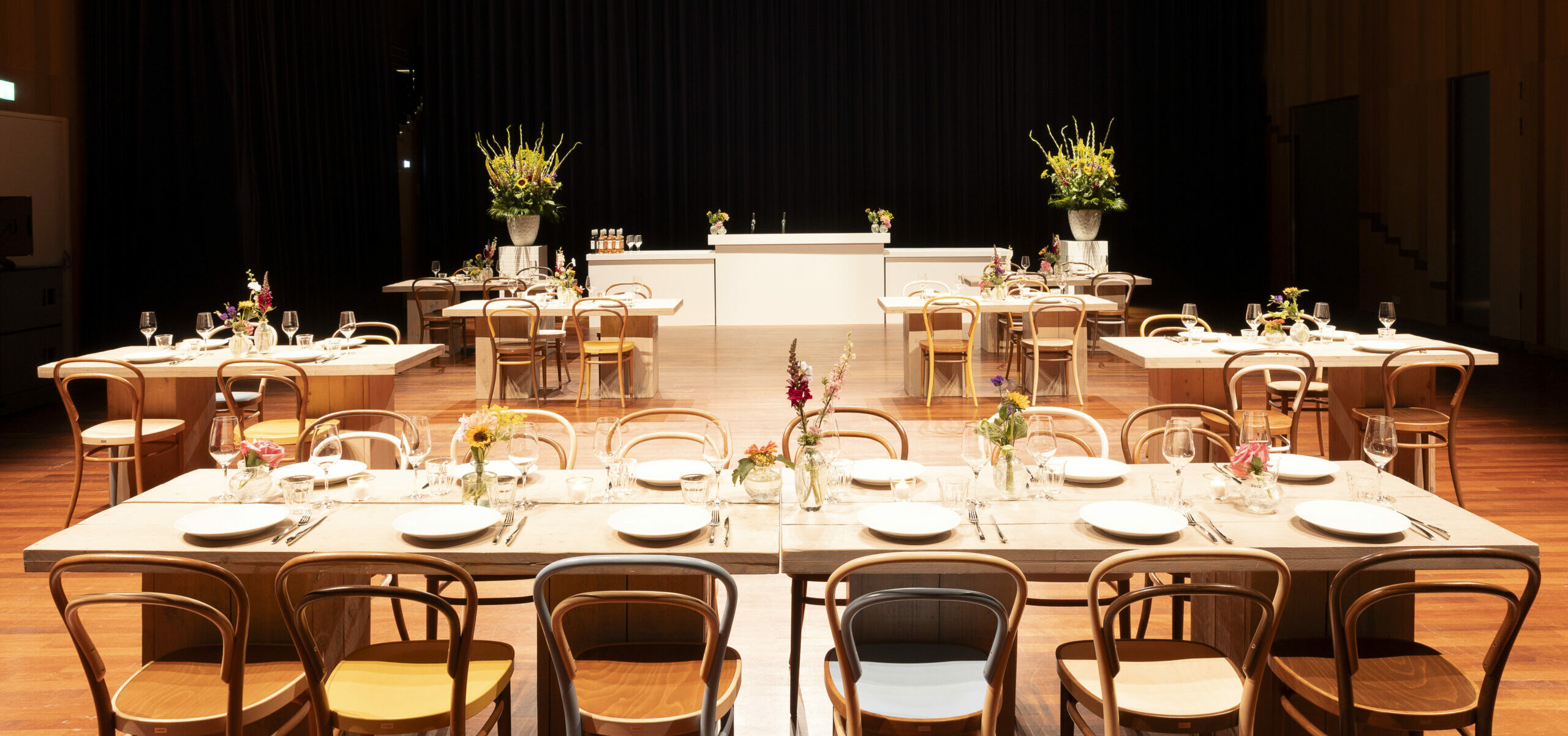 De kleine zaal in Kunstmin met een diner opstelling met houten tafels
