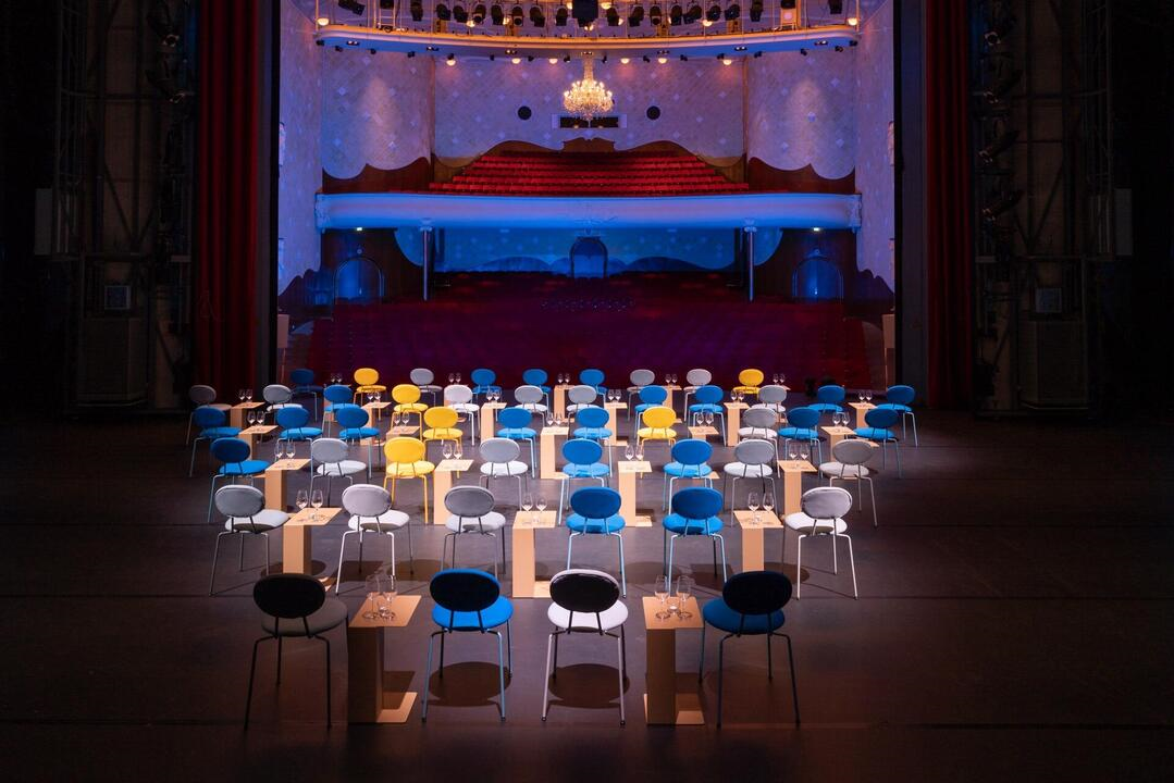 Er staan stoelen op het podium van de grote zaal