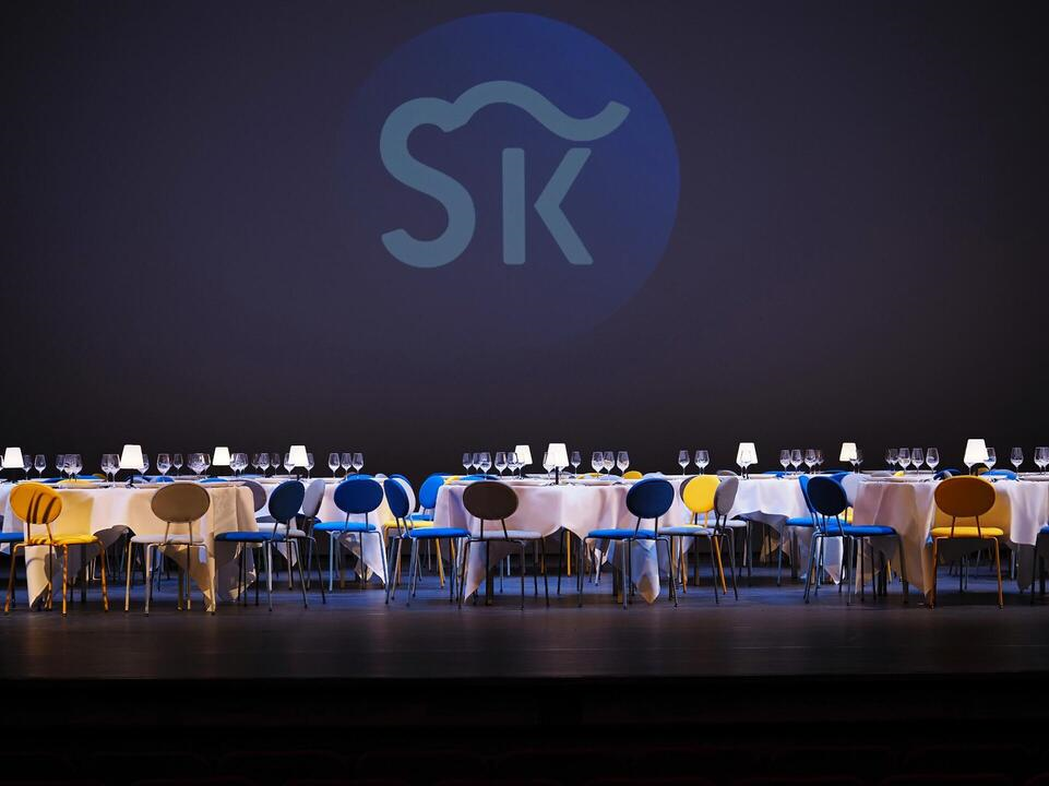 Foto van stoelen op een podium met tafels