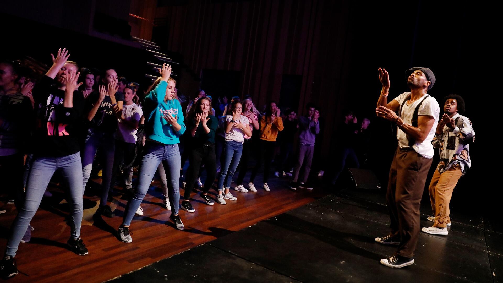 Leerlingen van een bassischool in Dordrecht krijgen een dansworkshop van professionele dansers bij Kunstmin