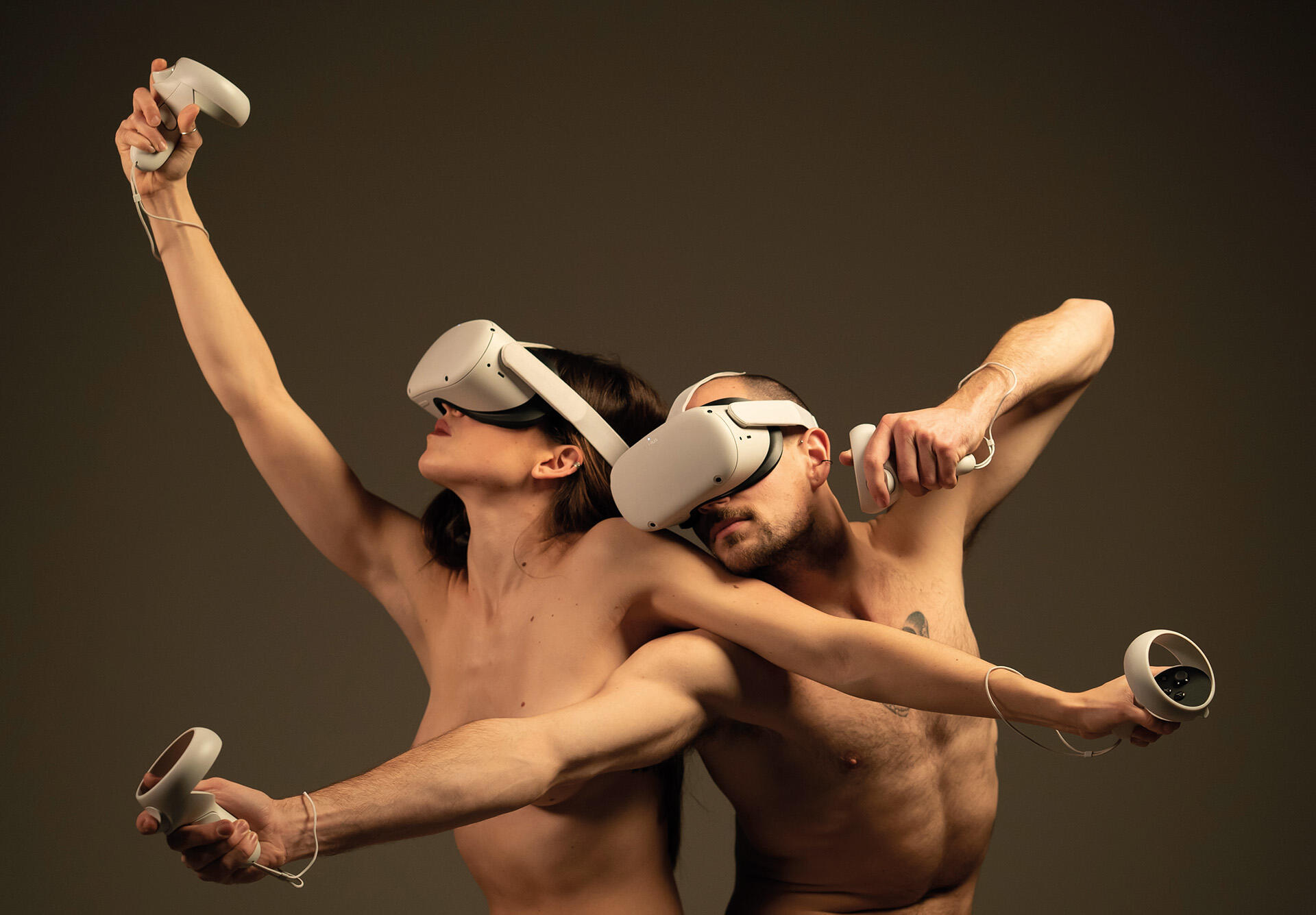 Naakte vrouw en man doen moderne dans met virtual reality