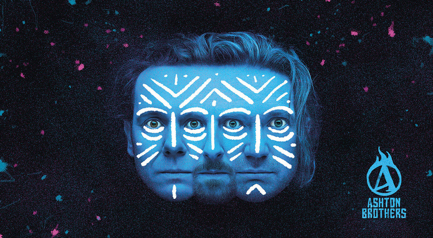 Drie samengevoegde hoofden van mannen met tekening op hun gezicht in blauw licht tegen een donkere achtergrond
