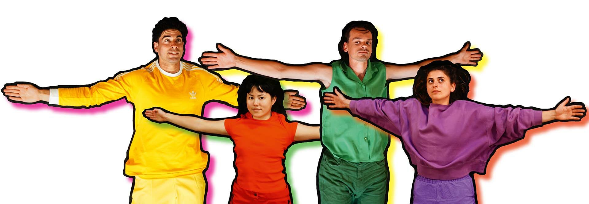 Vier dansers met gekleurde joggingspakken staan met hun armen wijd op de foto