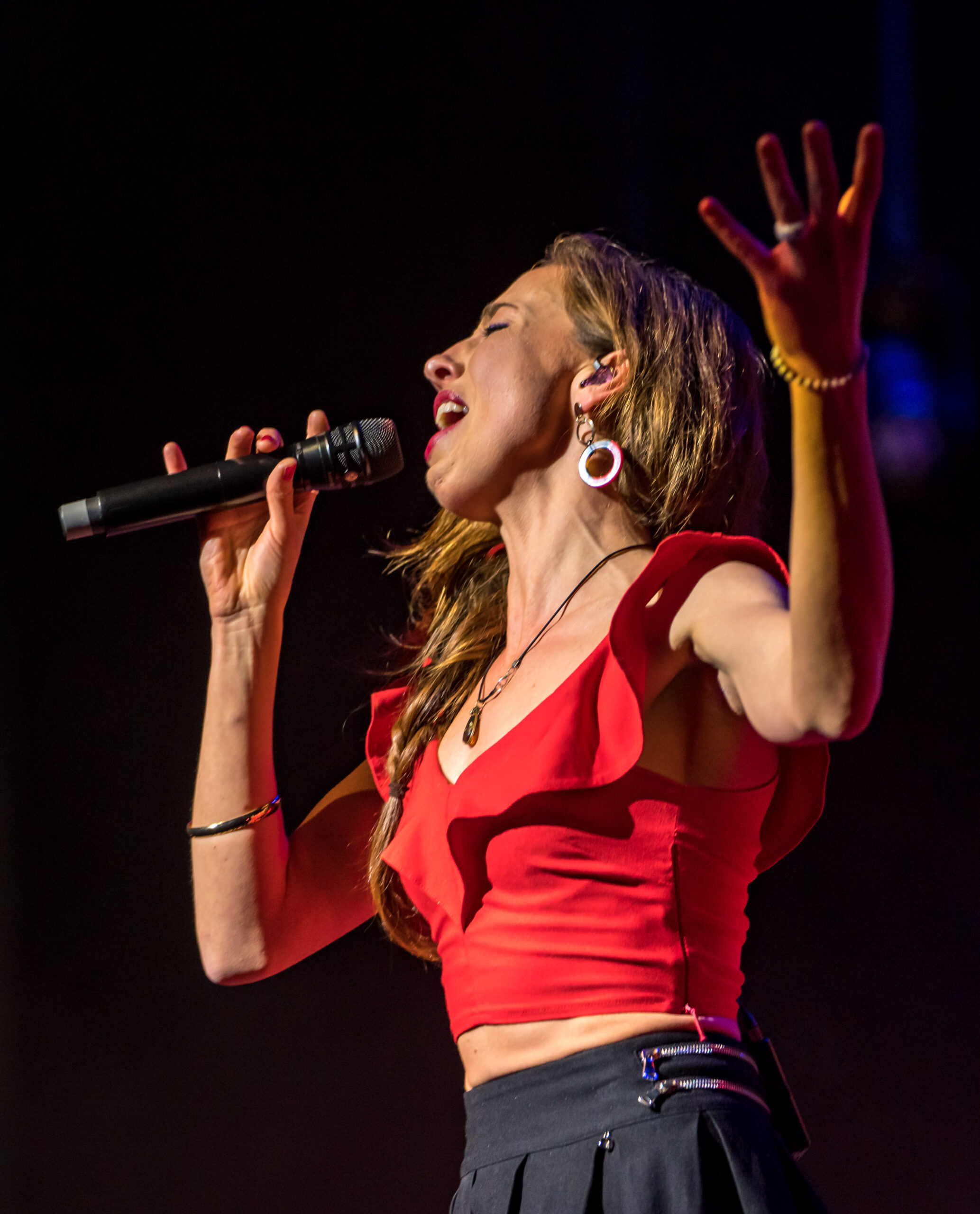 Zangeres zingt in een microfoon