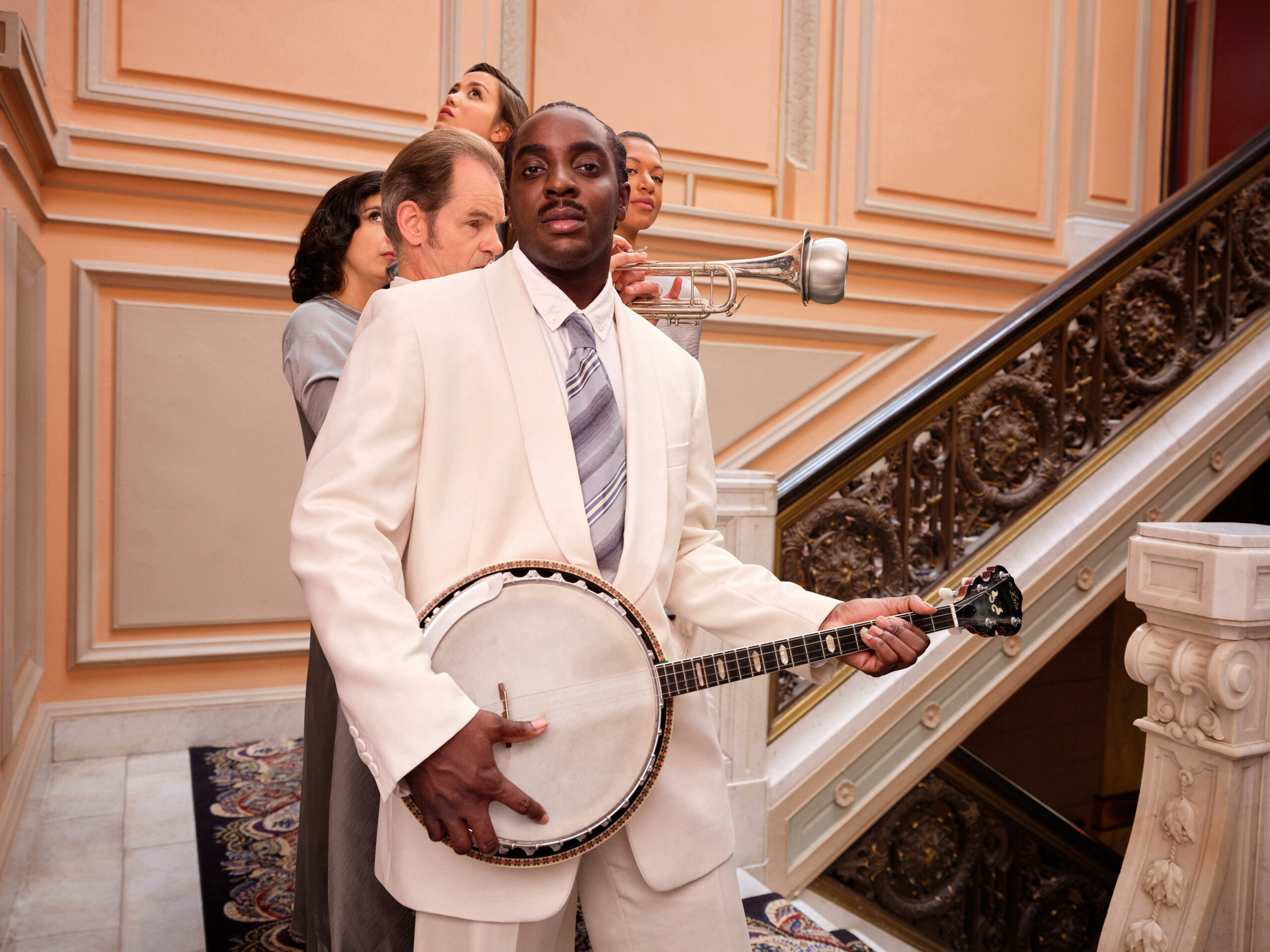 Jazzband staat geposeerd in mooi trappenhuis