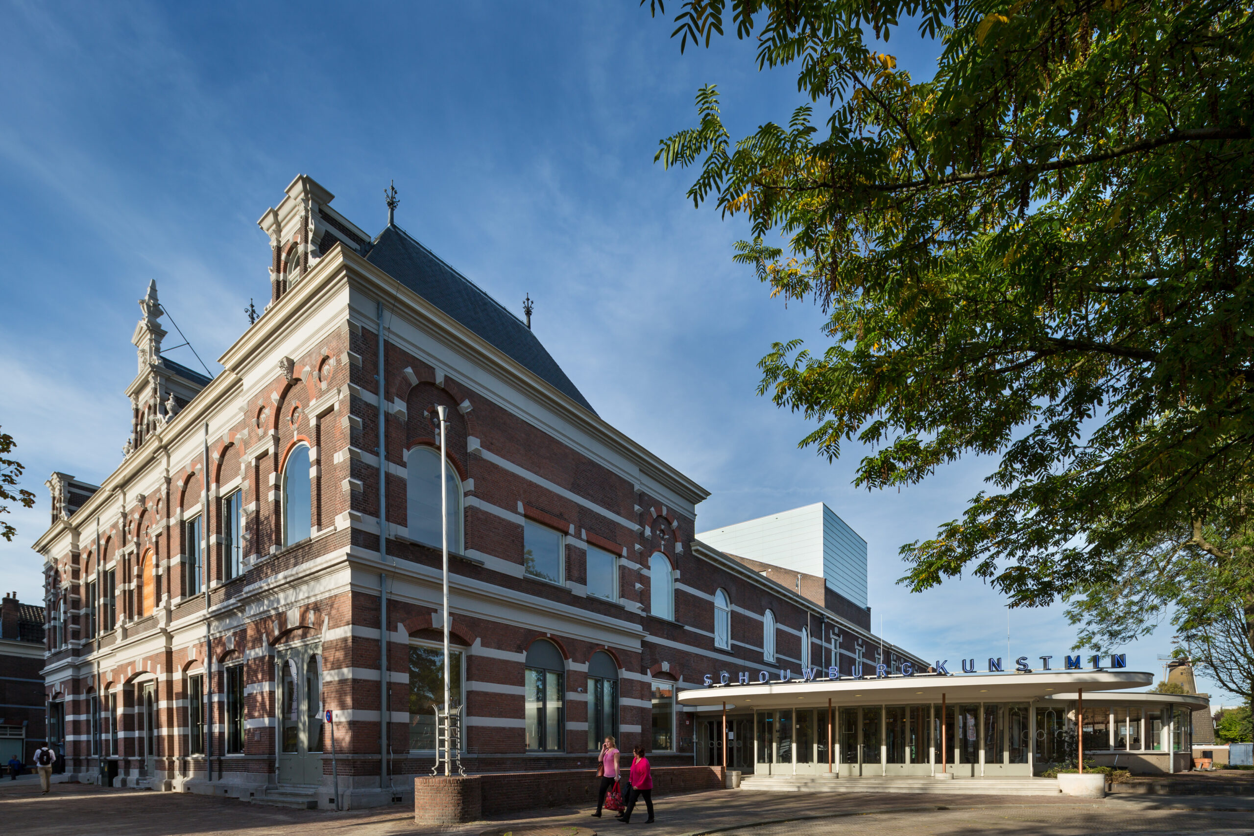 De buitenkant van de Schouwburg van Kunstmin op een zonnige dag