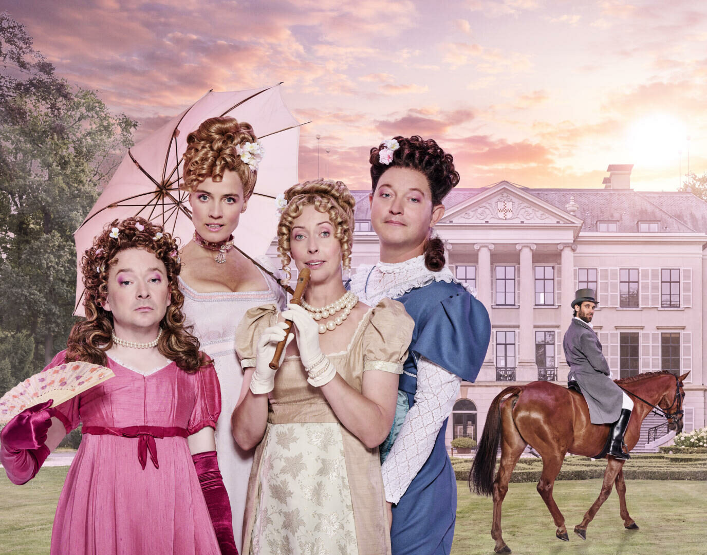 Vier hofdames staan voor een paleis en op de achtergrond is een man op een paard