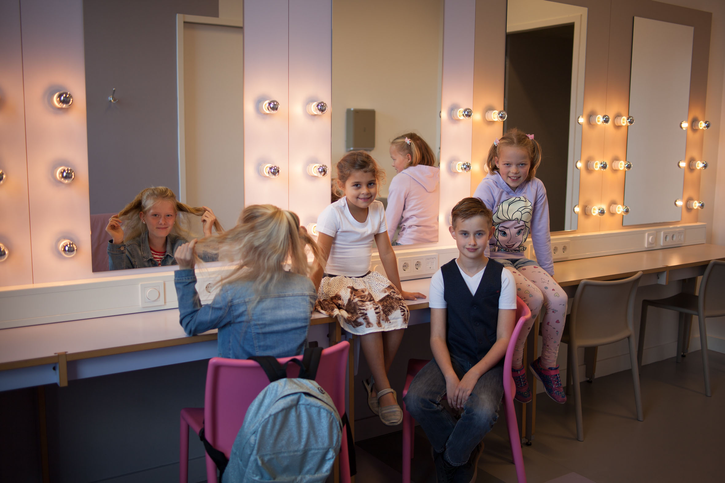Kinderen backstage in de kleedkamer voor de show van de Notenkraker bij Kunstmin