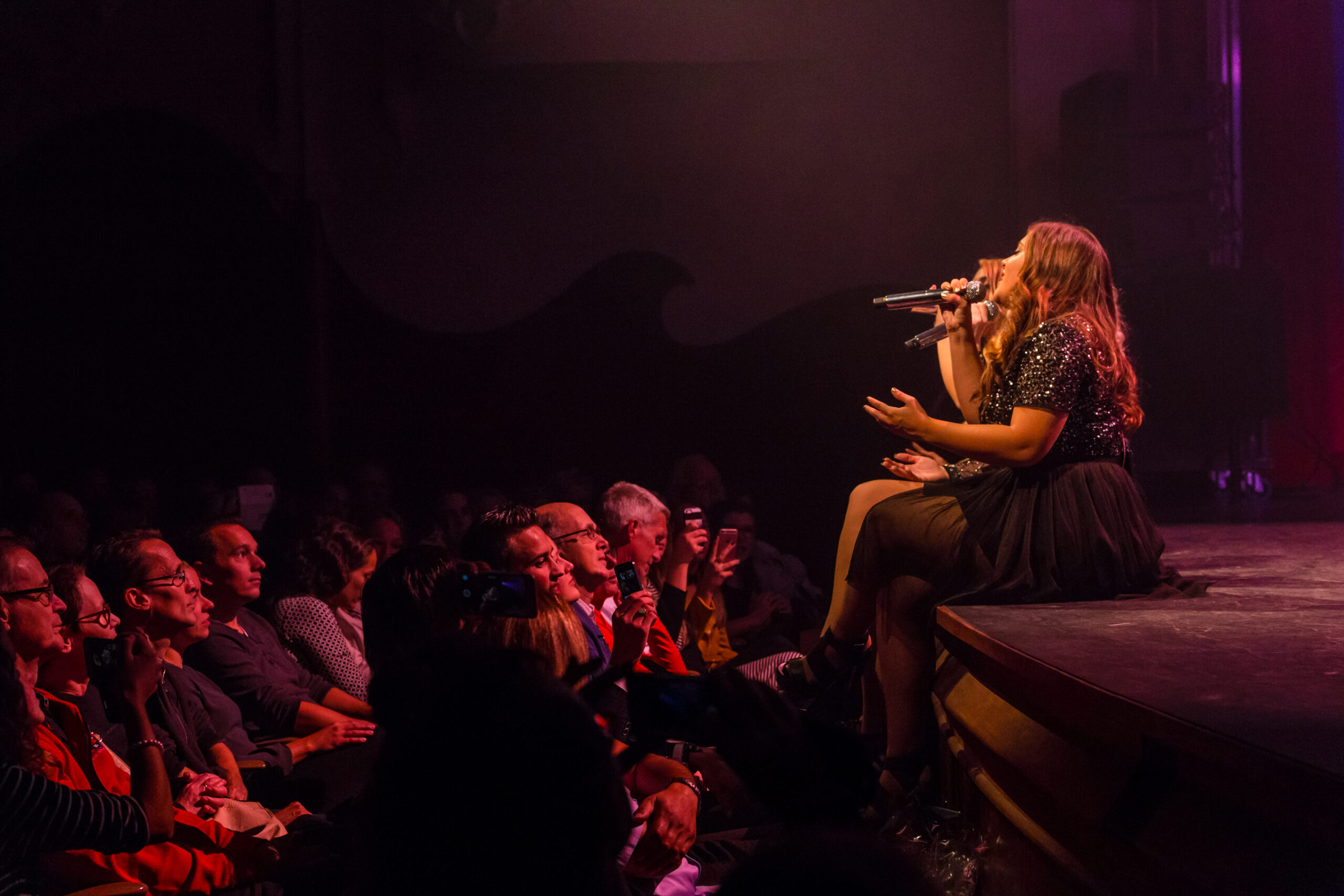 Het publiek luistert naar het concert van Ogene in de Grote Zaal van de Schouwburg