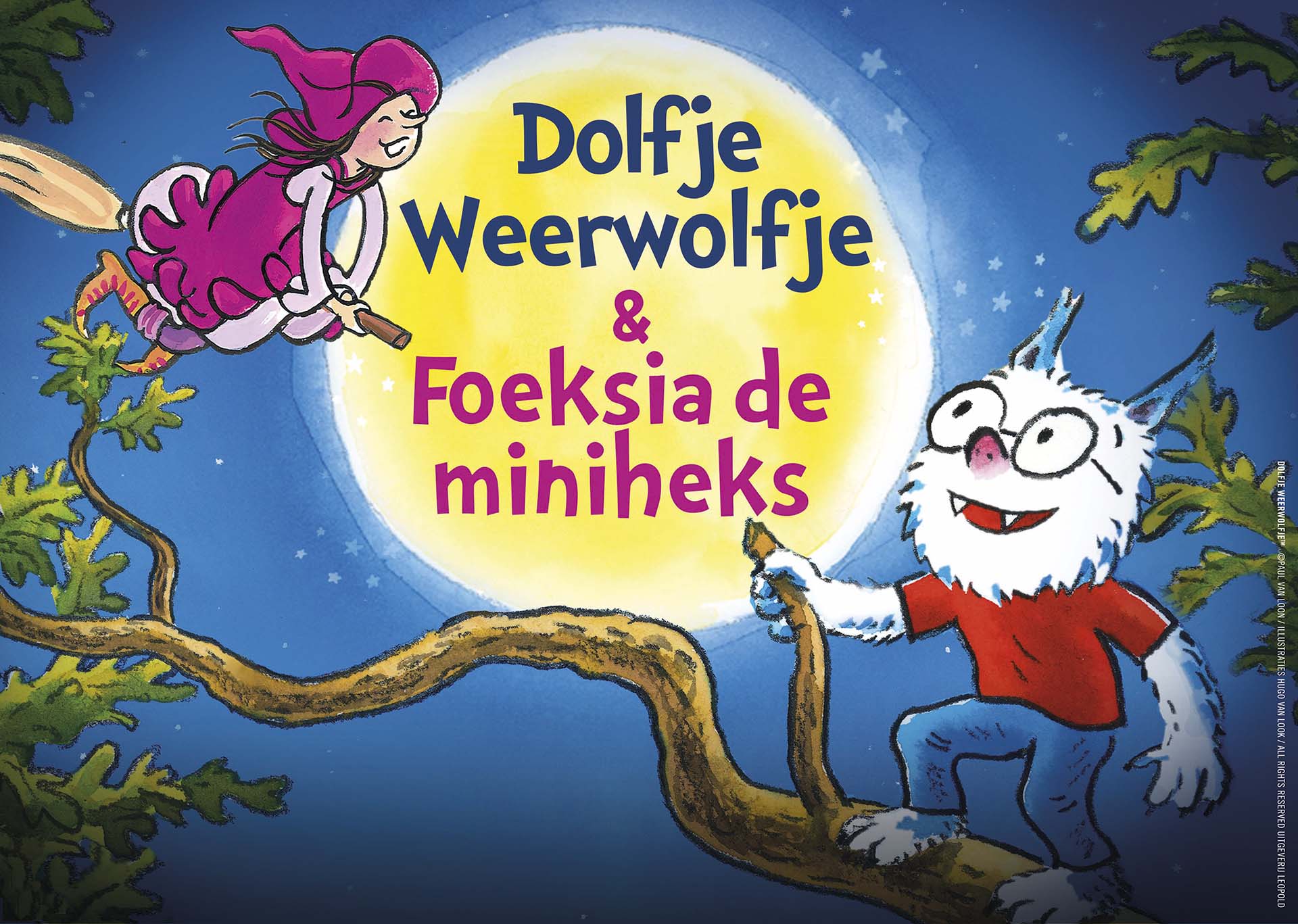Illustratie van Dolfje Weerwolfje die op een tak staat onder een volle maan, en Foeksia de miniheks die op een bezemsteel vliegt.