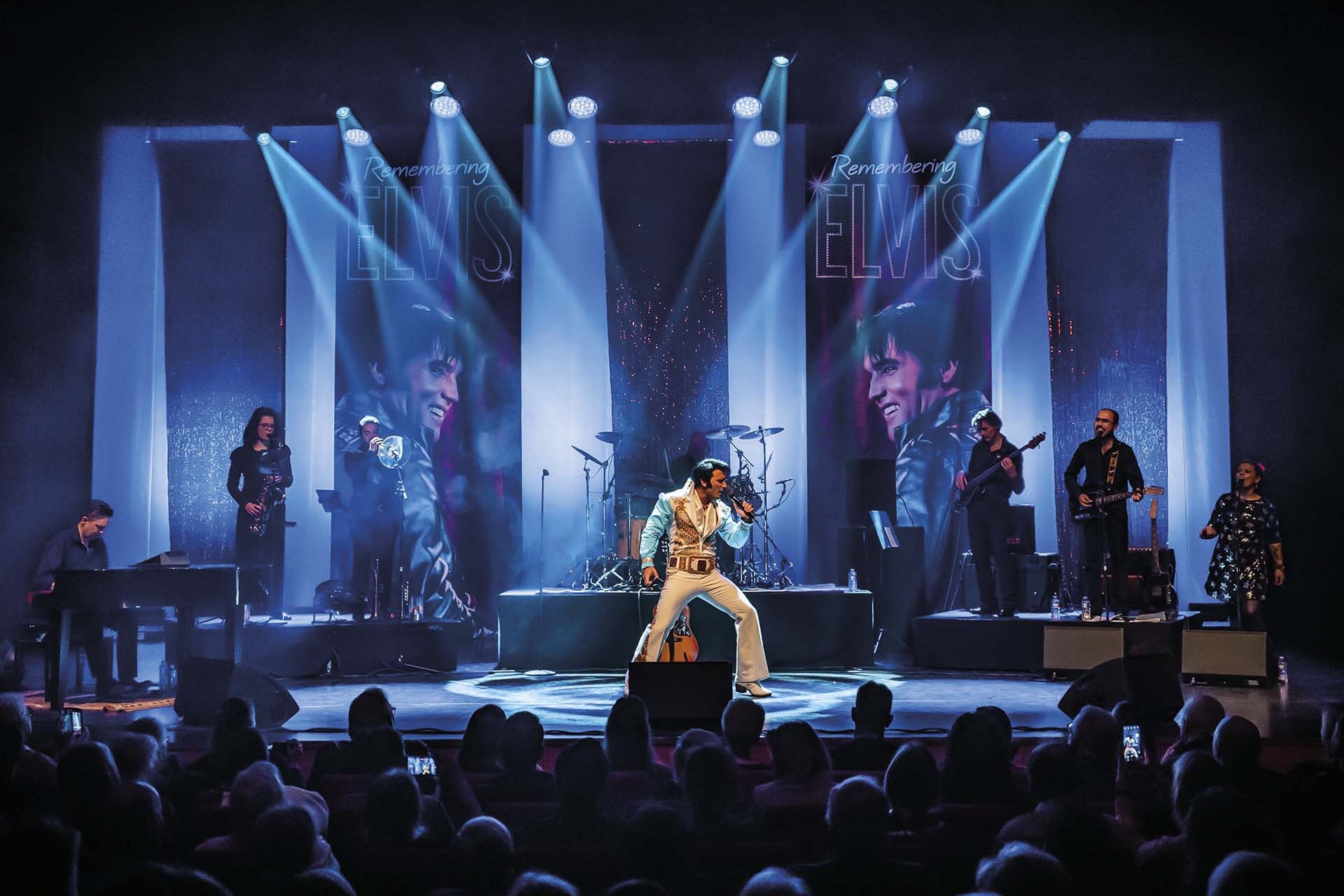 Elvis-show in blauw licht met liveband.