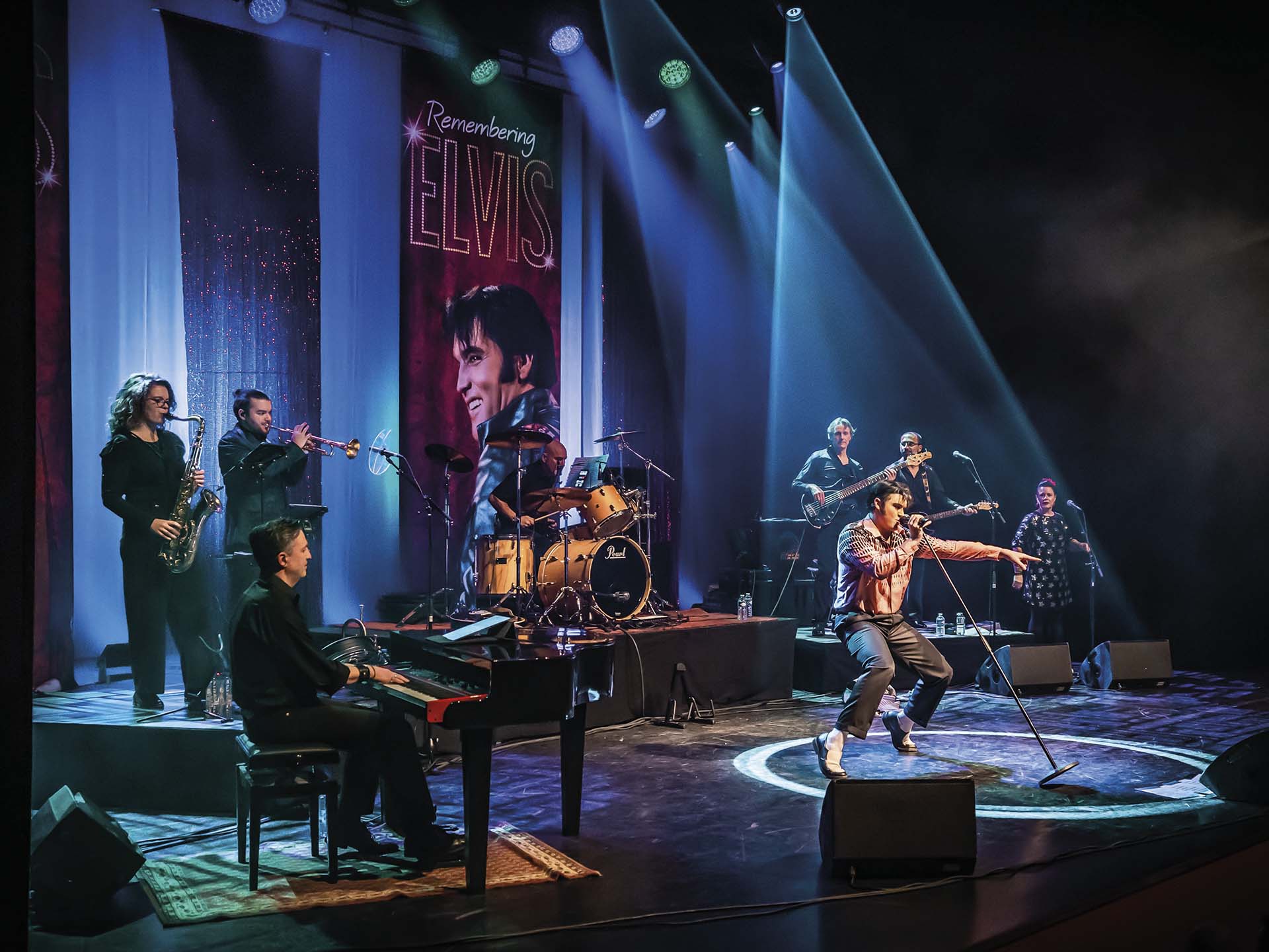 Zanger in fifties-look zingt vol energie.