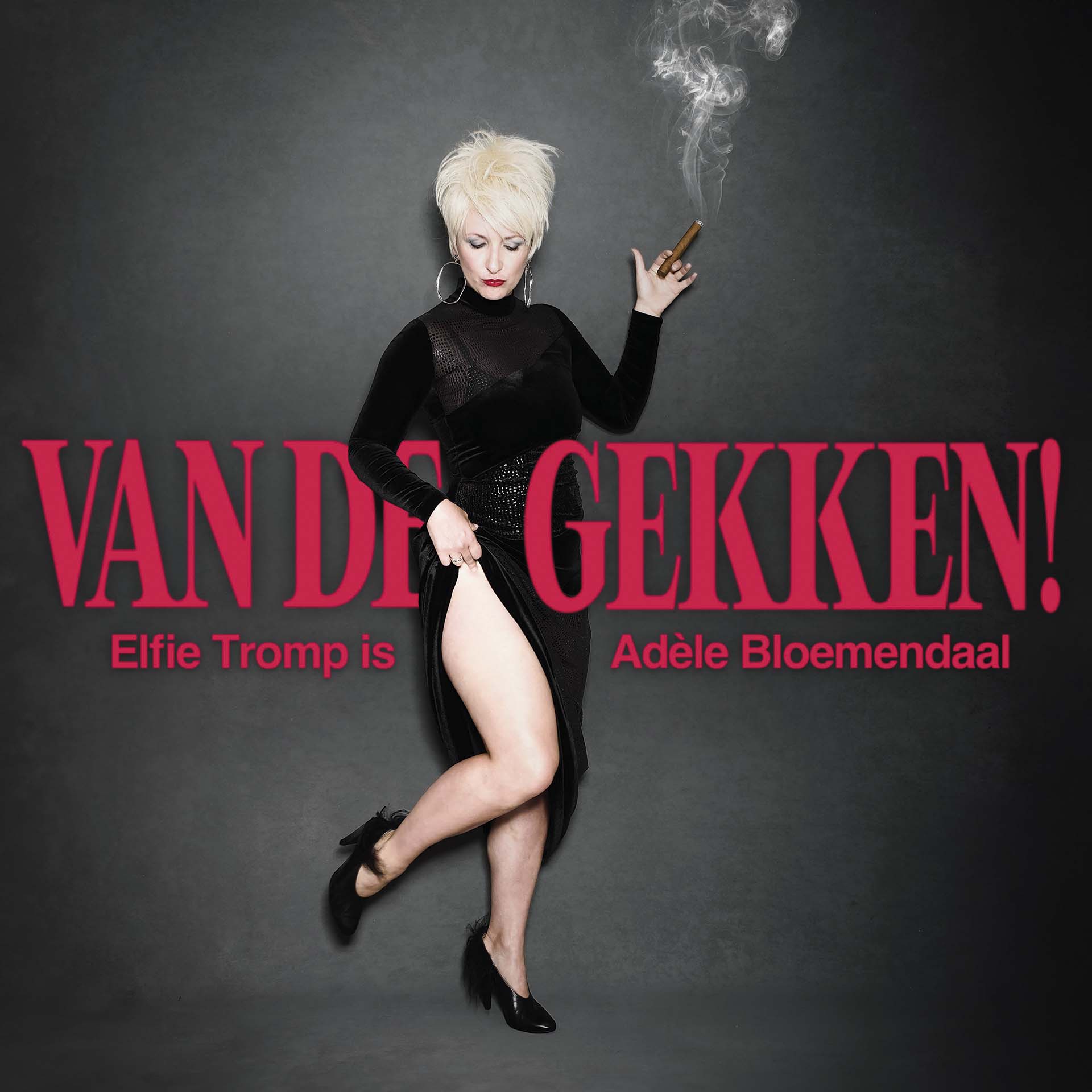 Elfie Tromp in een zwarte fluwelen jurk met hoge split, poseert zelfverzekerd met een sigaar en opgetild been voor de tekst 