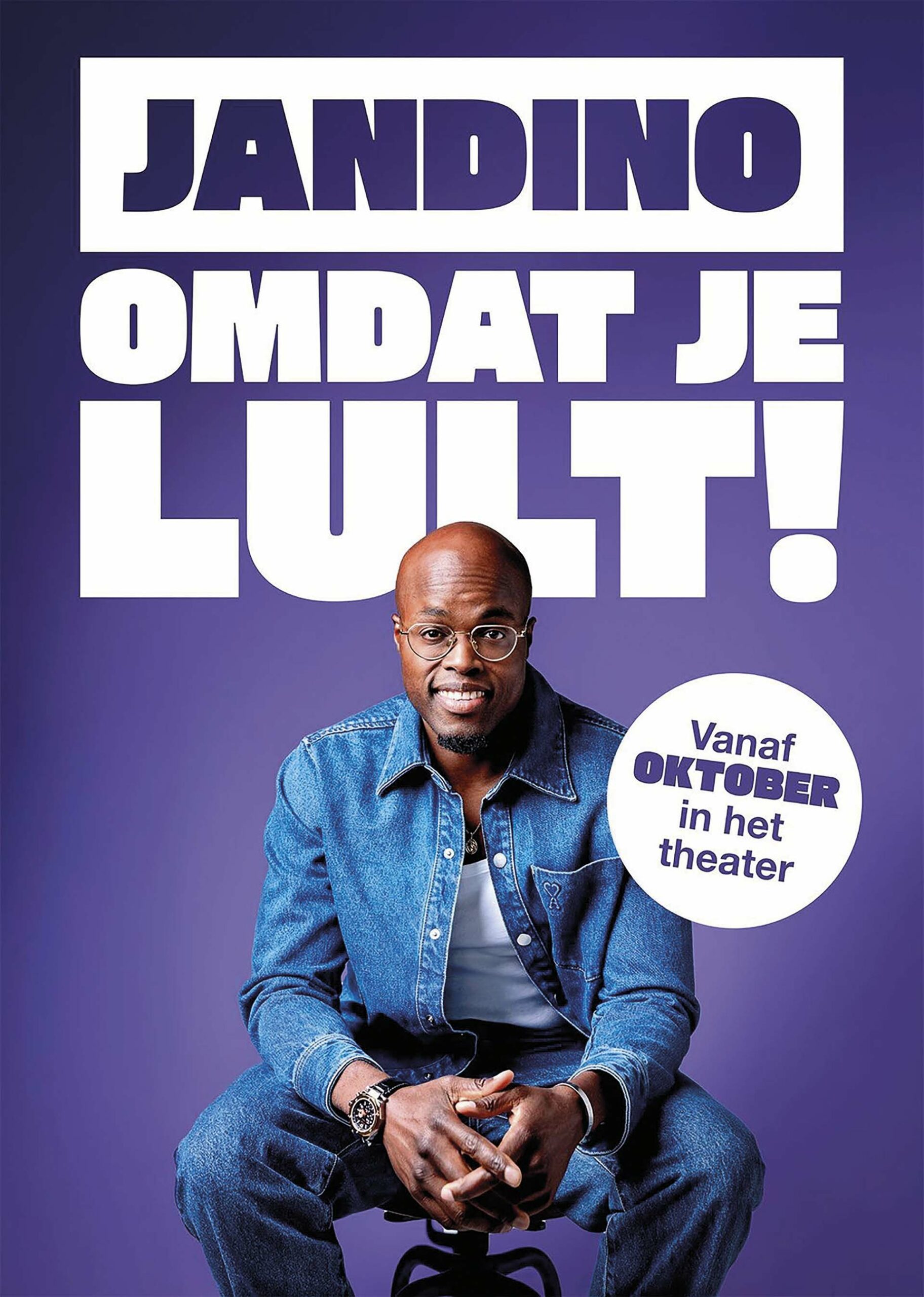 Promotiebeeld van cabaretier Jandino in spijkeroutfit tegen een paarse achtergrond, met grote witte tekst “Jandino – Omdat je lult!” en een ronde sticker met “Vanaf oktober in het theater”.