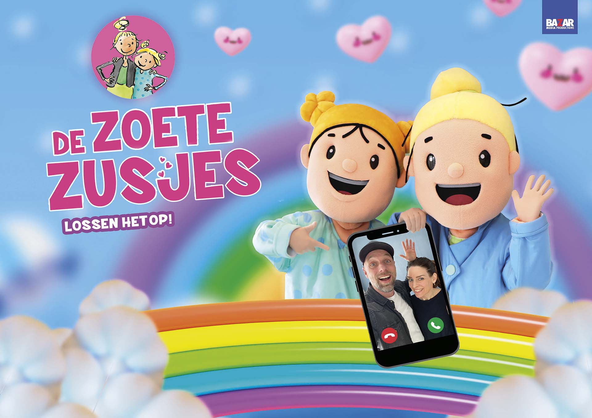 Promobeeld van De Zoete Zusjes lossen het op! met twee grote poppenfiguren voor een regenboog, hartjes en wolken, terwijl ze facetimen met twee mensen op een telefoon.