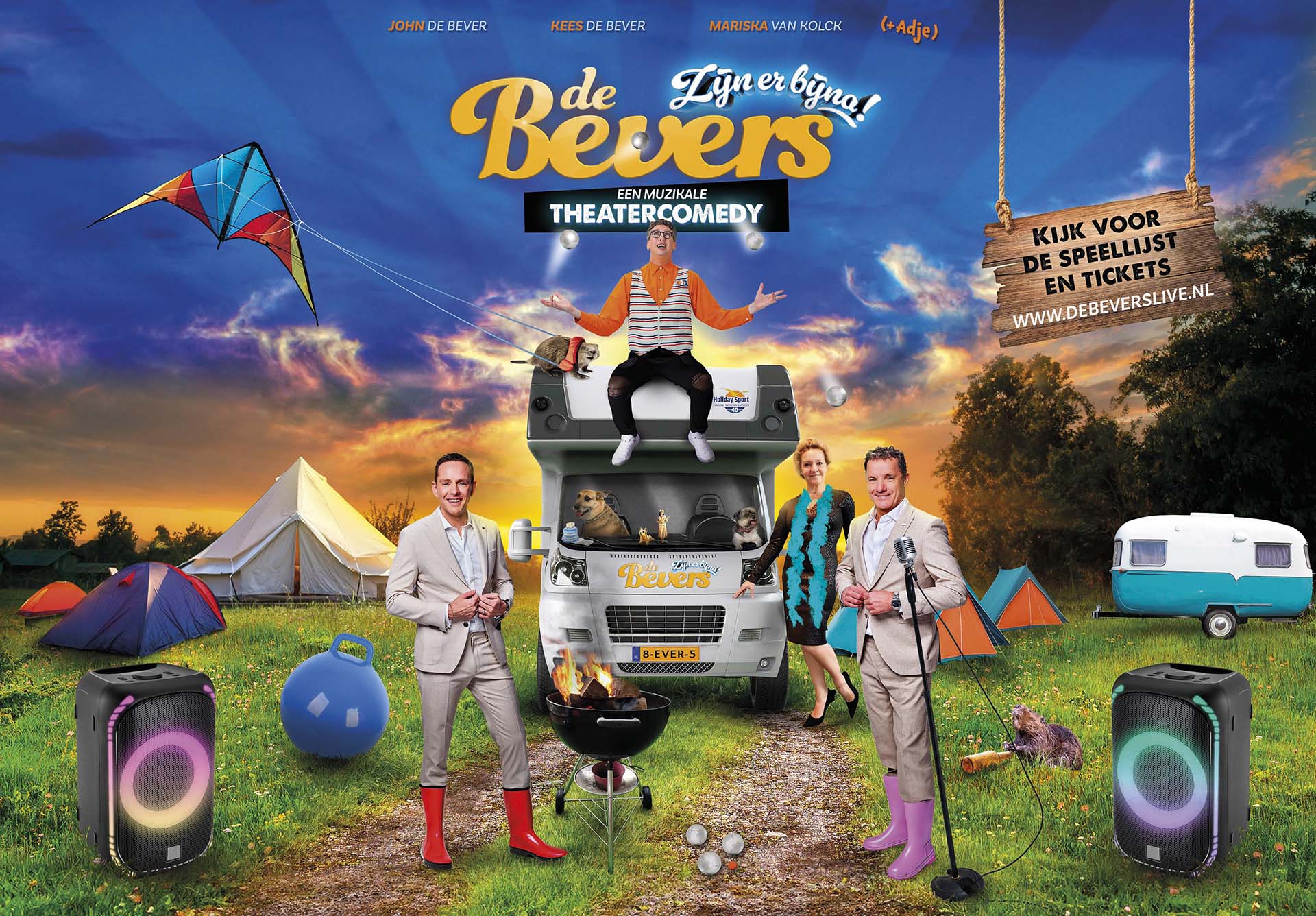 Promotiebeeld van de muzikale theatercomedy De Bevers zijn er bijna, met castleden voor een camper op een camping vol tenten, karaoke-attributen en vrolijke dieren bij zonsondergang.