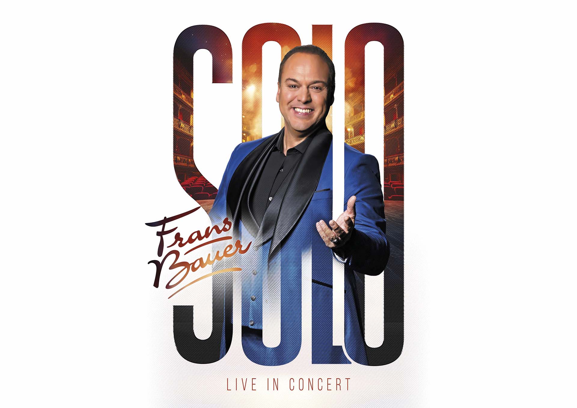 Promotiebeeld van zanger Frans Bauer voor zijn voorstelling Solo – Live in Concert. Frans Bauer staat lachend in een blauw colbert met zwarte revers, met een uitnodigend gebaar. Achter hem het woord ‘SOLO’ in grote letters, waarin een theaterzaal zichtbaar is.