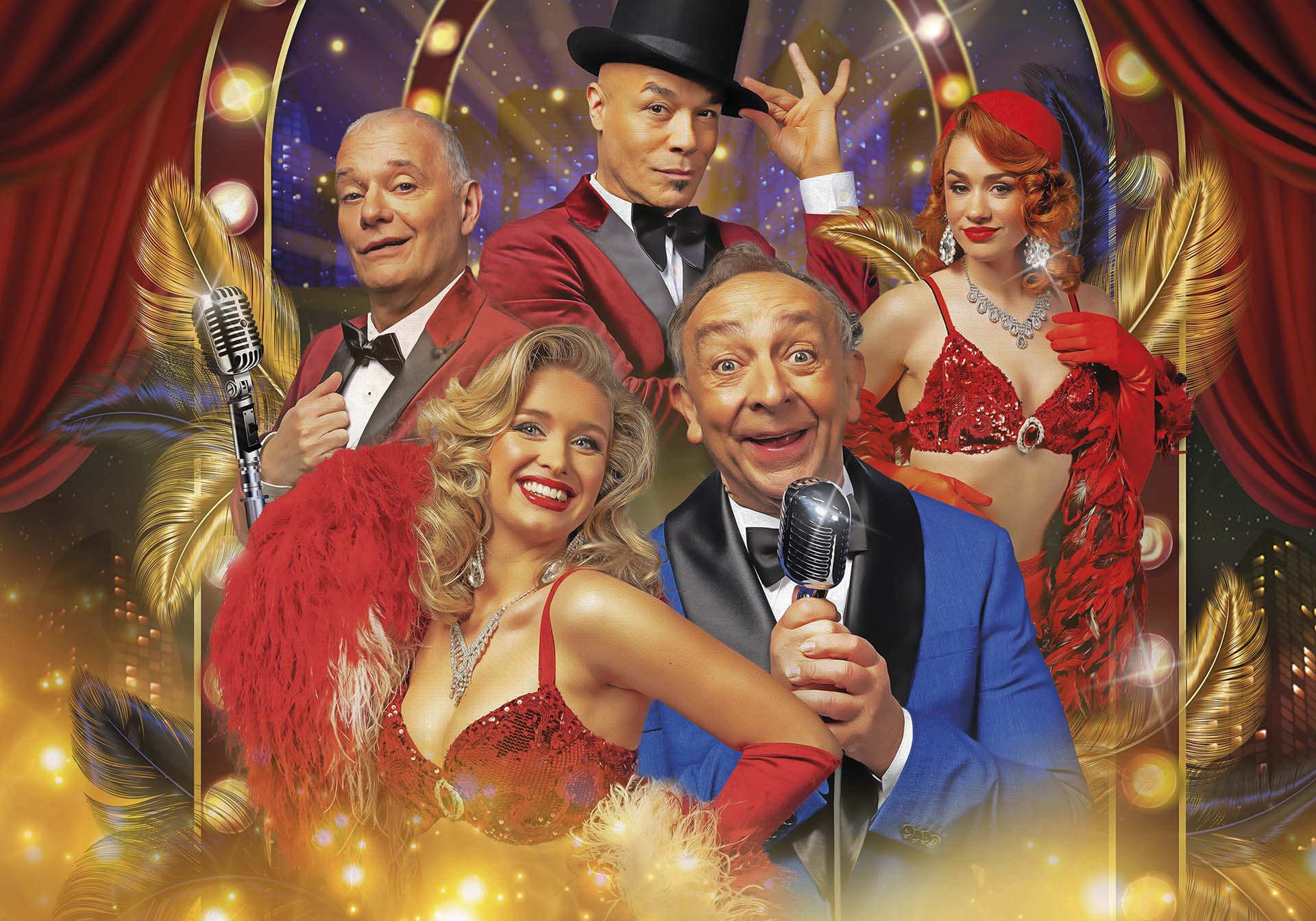 Vijf revue-artiesten in glitterende kostuums en showballetstijl poseren met microfoons en veren tegen een theatrale achtergrond, voor de voorstelling Ons Pap wil bij de revue van het Pretpakhuis.