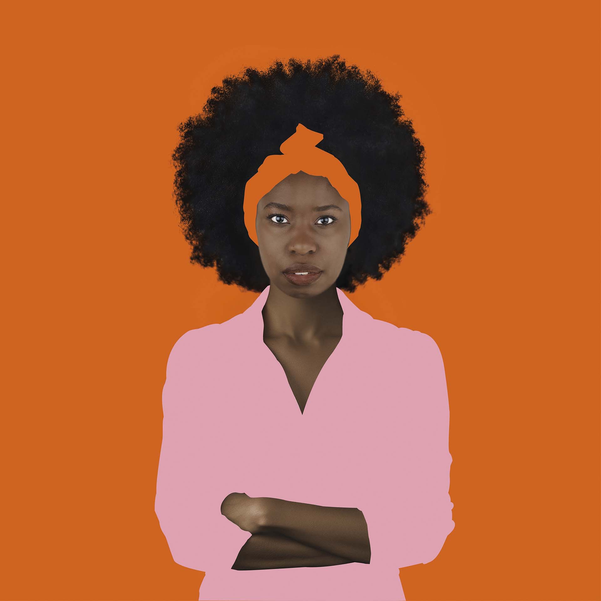 Een jonge vrouw met een grote afro en oranje hoofdband kijkt recht in de camera tegen een feloranje achtergrond, met haar armen krachtig over elkaar.