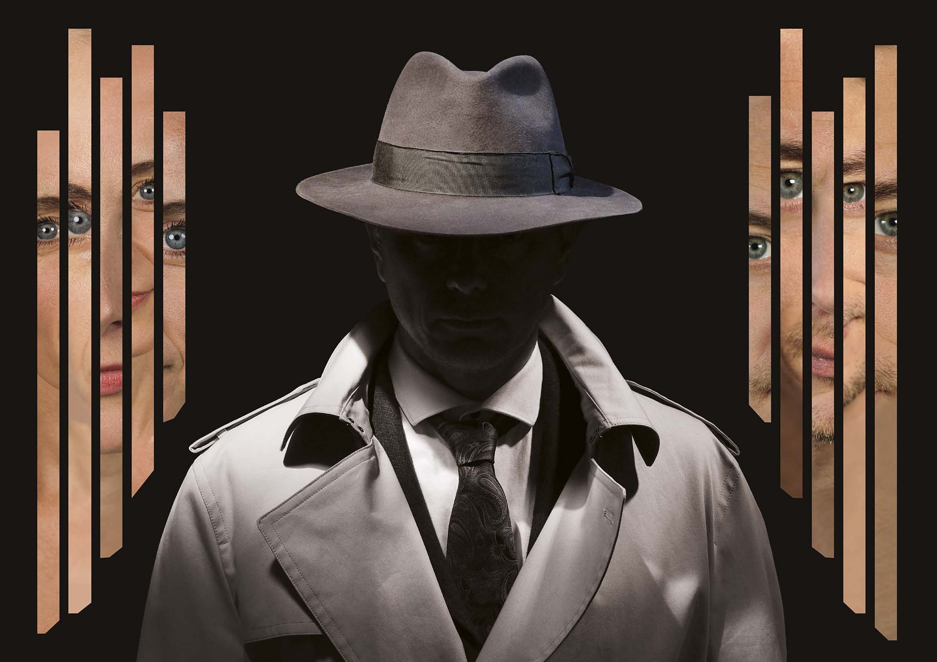 Een man in trenchcoat en hoed in schaduw, geflankeerd door twee gezichten die gefragmenteerd door verticale balken heen kijken.