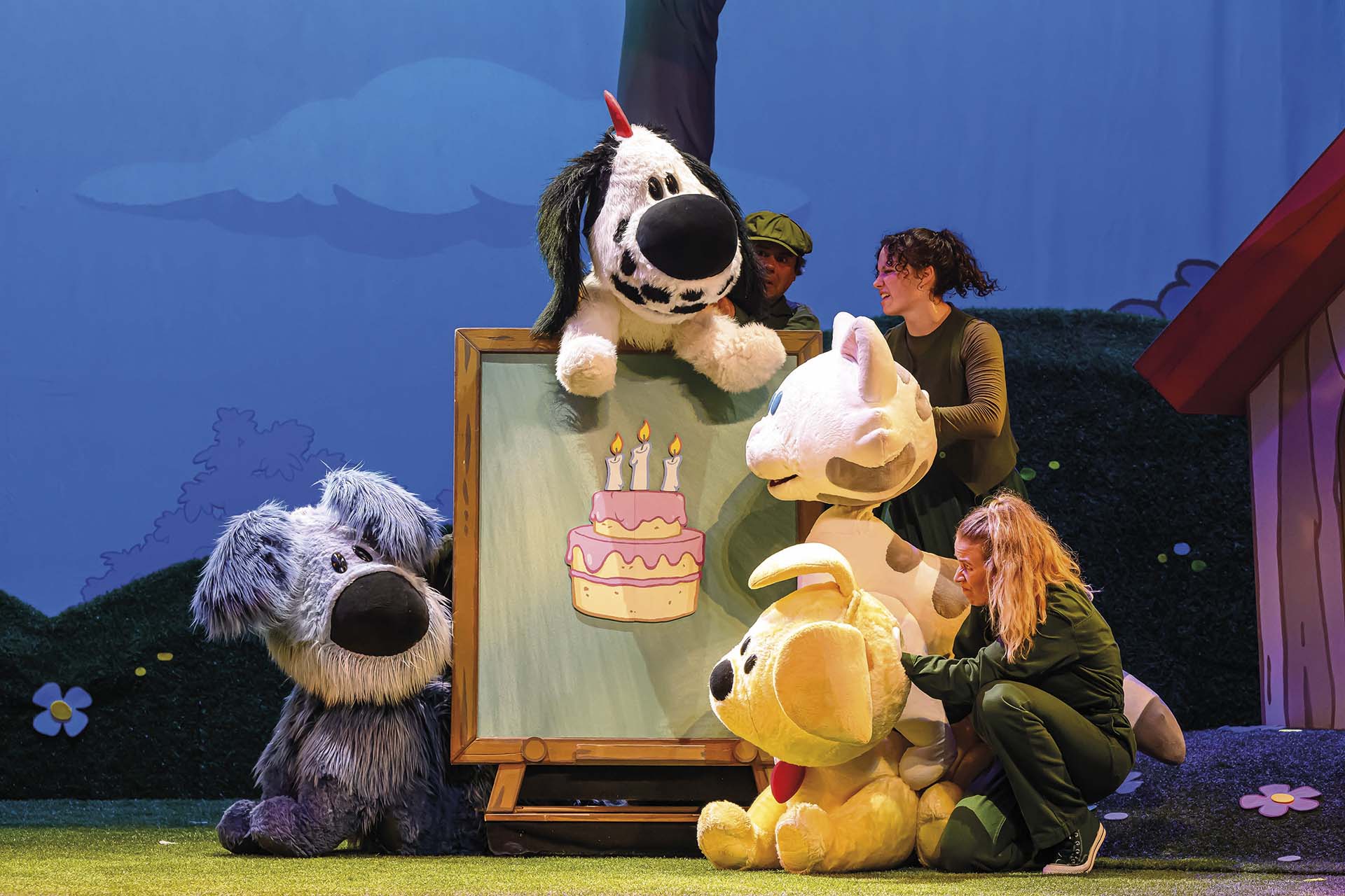 Woezel, Pip en vriendjes vieren een verjaardag met een taarttekening tijdens de theatervoorstelling.