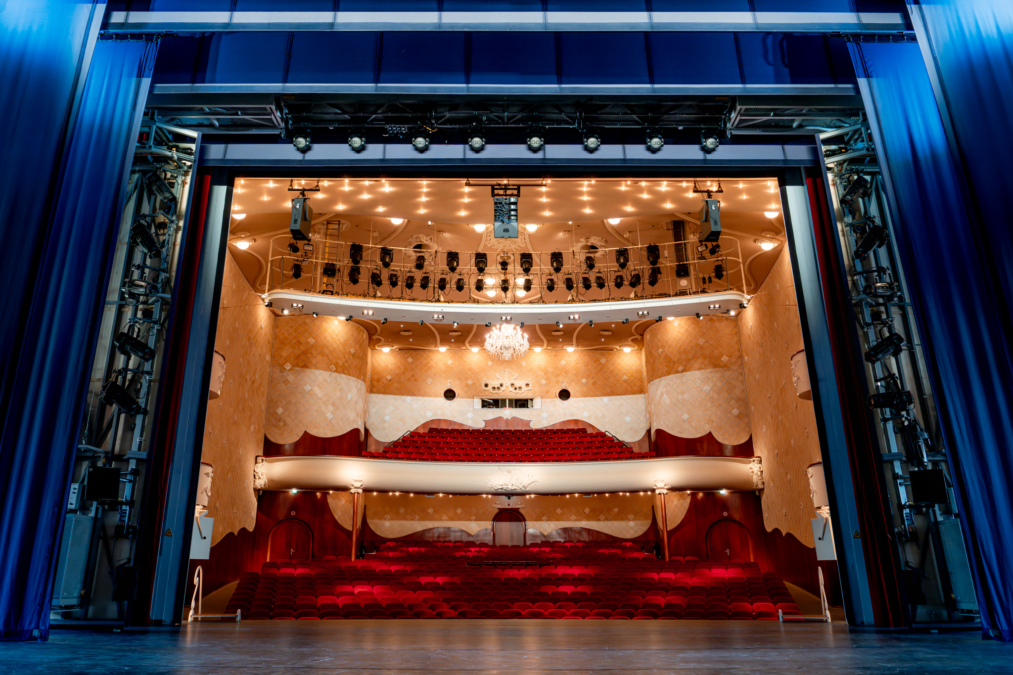 grote zaal gezien vanuit achter de schermen