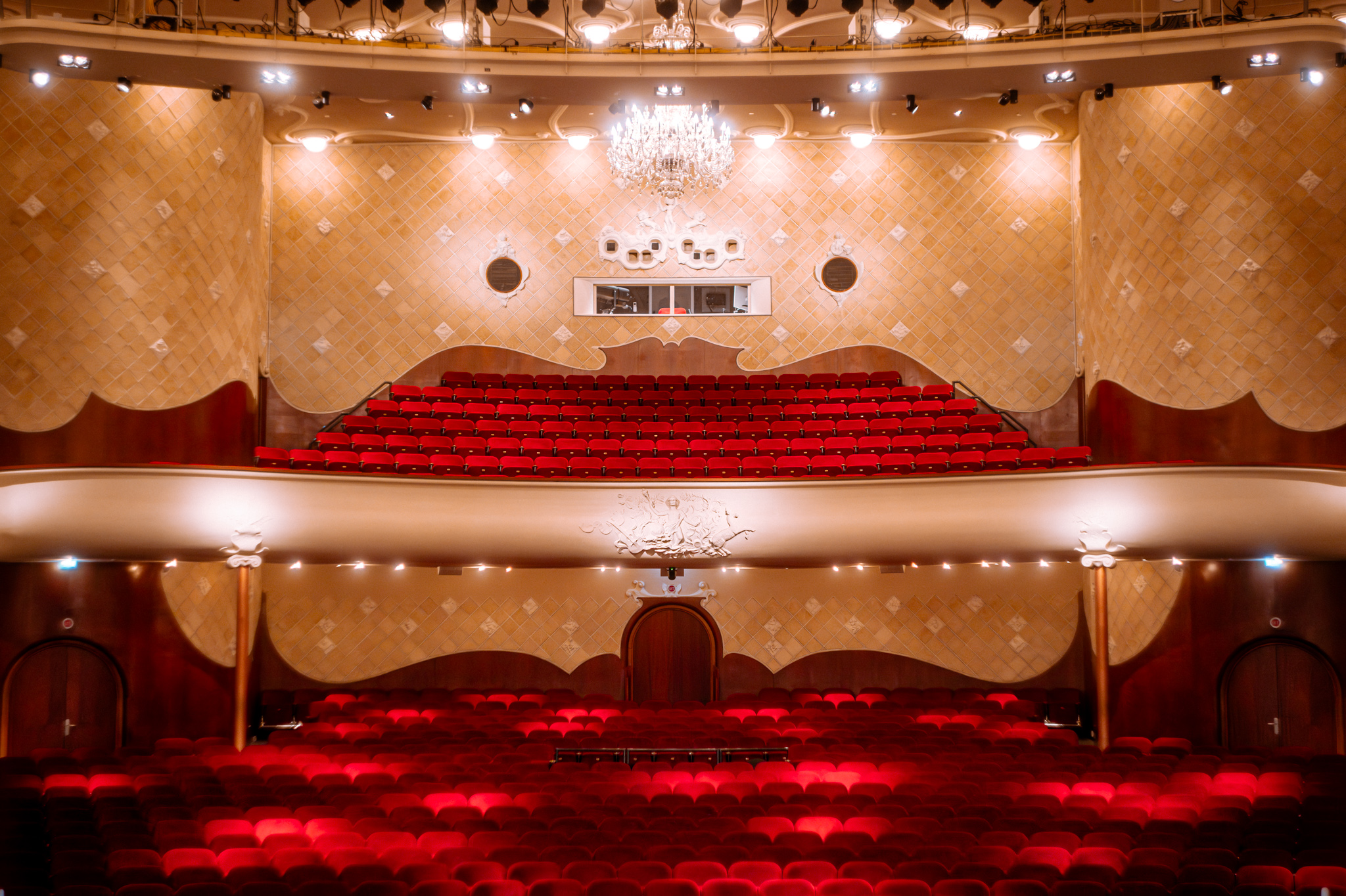 grote zaal en balkon vanaf podium gezien