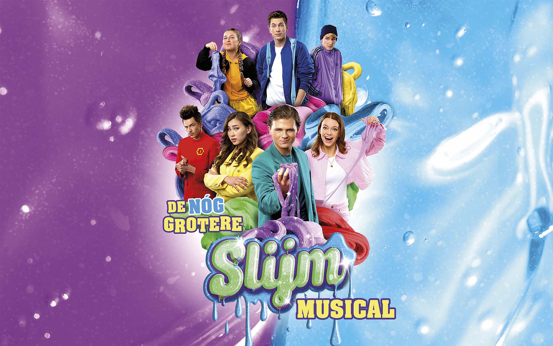 Groep jonge acteurs in kleurrijke outfits speelt met slijm tegen paarse en blauwe achtergrond, promotiebeeld van De nóg grotere Slijm musical