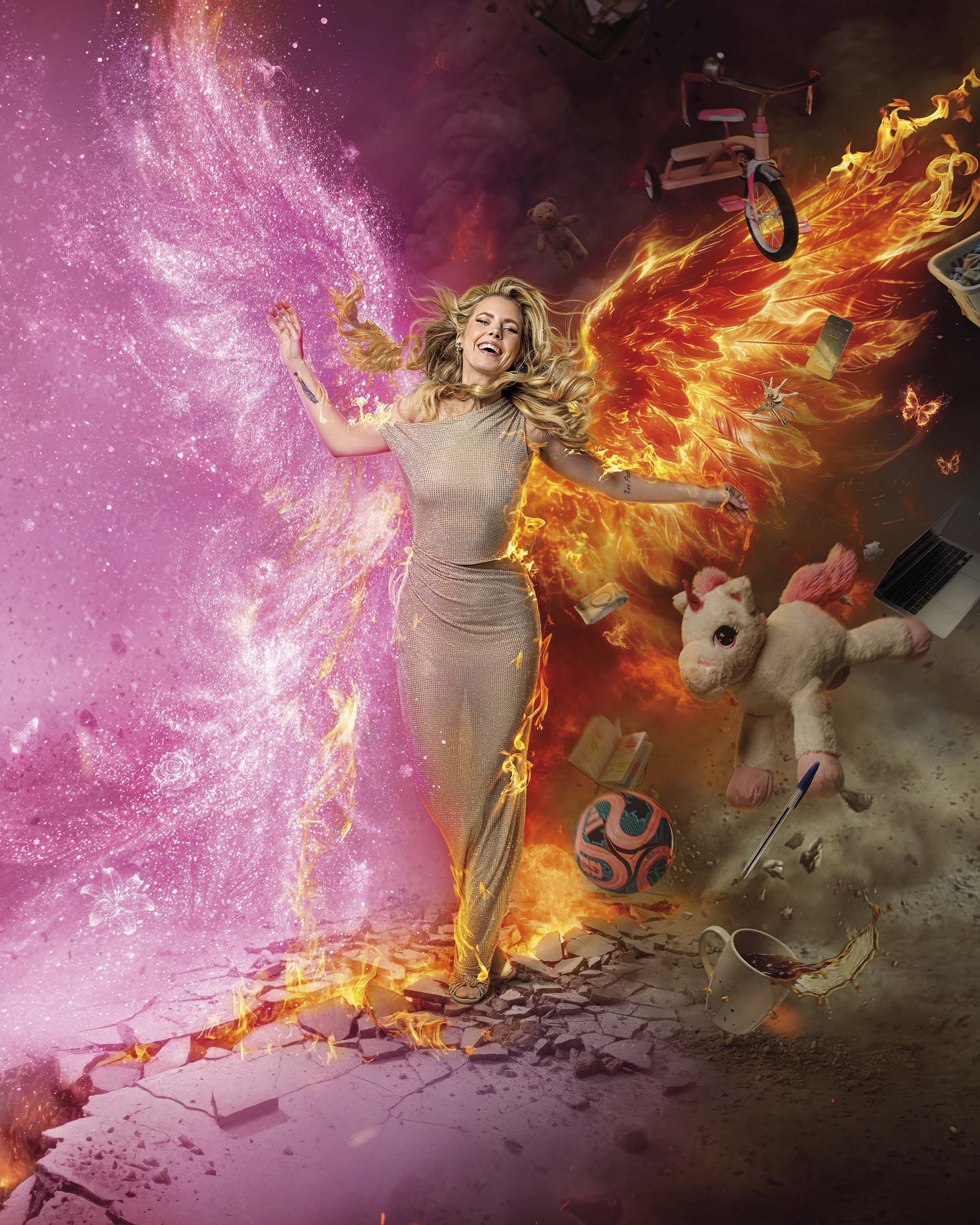 Bettina met vleugels staat tussen roze poeder en vuur, omringd door zwevende objecten zoals speelgoed, laptop en kopje, in surrealistische en explosieve compositie