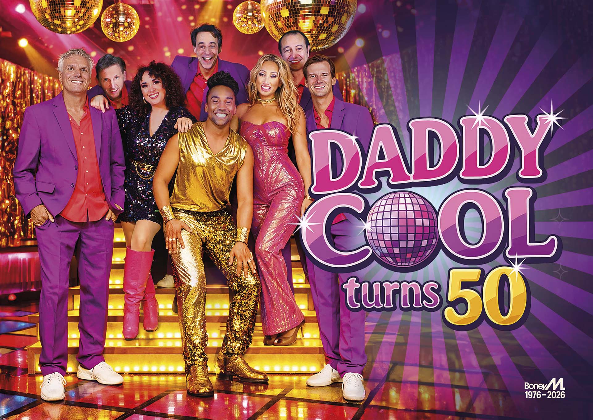Een groep artiesten in kleurrijke glitteroutfits poseert lachend op een verlichte discovloer onder spiegelballen, met de titel Daddy Cool turns 50 prominent in beeld