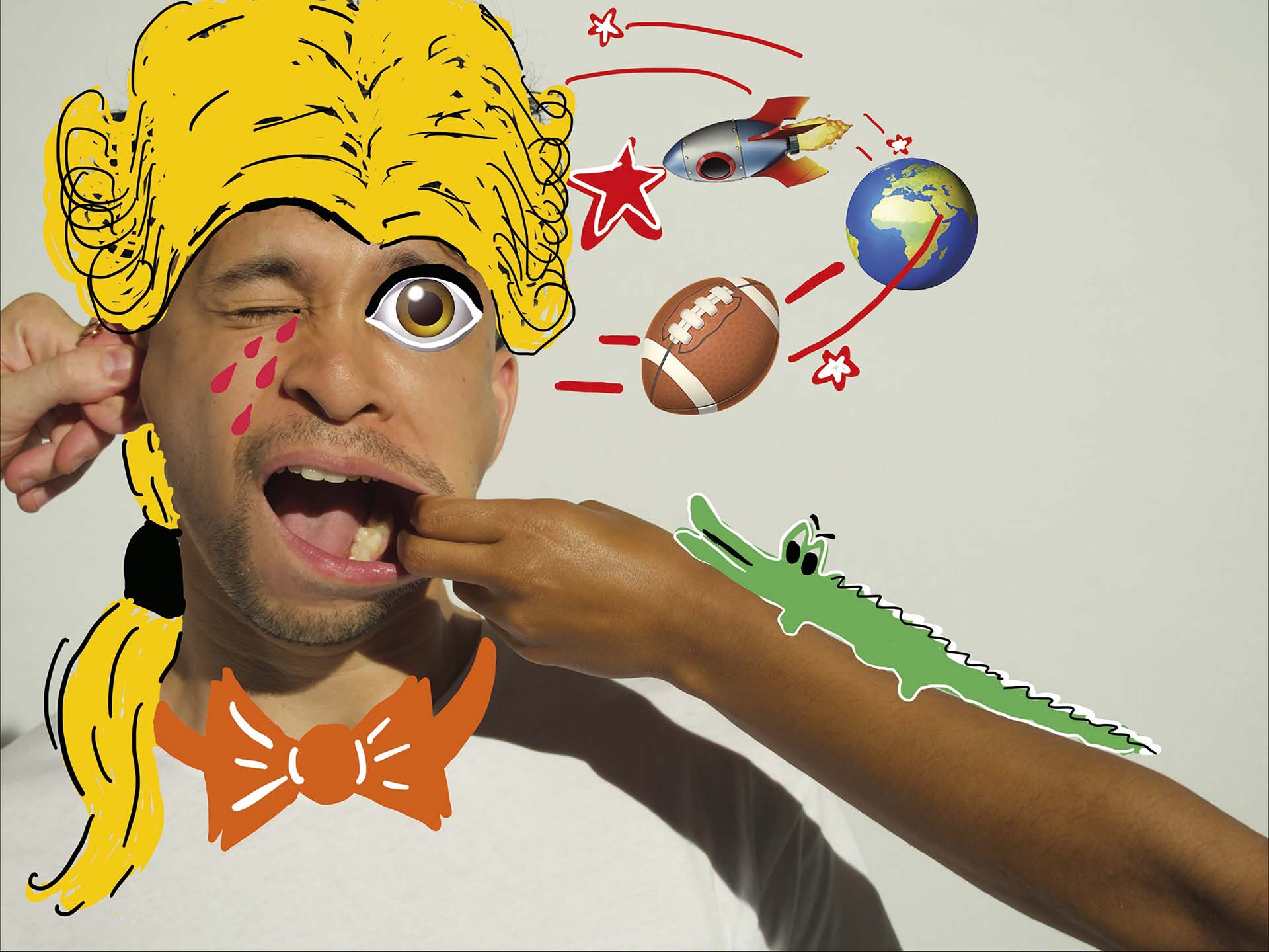 Een man kijkt in de camera terwijl iemand aan zijn oor trekt en een hand in zijn mond zit. Op de foto zijn getekende elementen toegevoegd, zoals een gele pruik, groot oog, strik, banaan, krokodil, raket en wereldbol.