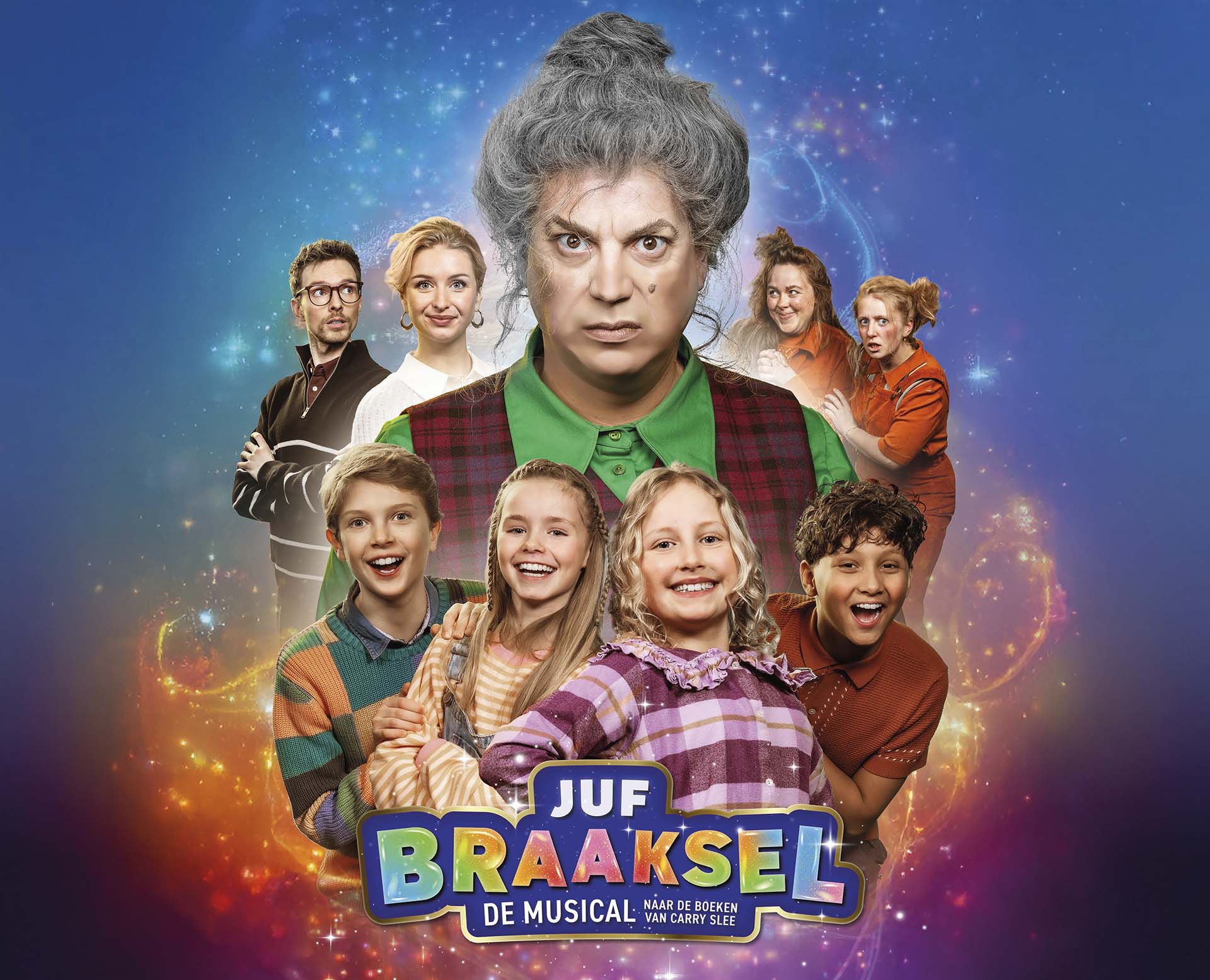 Promotiebeeld van Juf Braaksel De Musical met een strenge juf centraal, omringd door lachende kinderen en andere personages tegen een kleurrijke, magische achtergrond