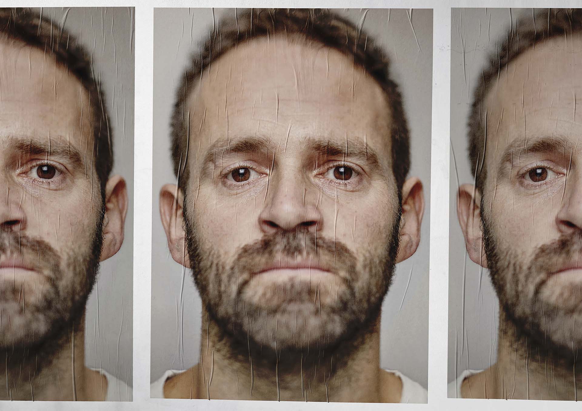 Herhaalde portretten van een man met baard, recht in de camera kijkend, met lichte textuur over de afbeelding