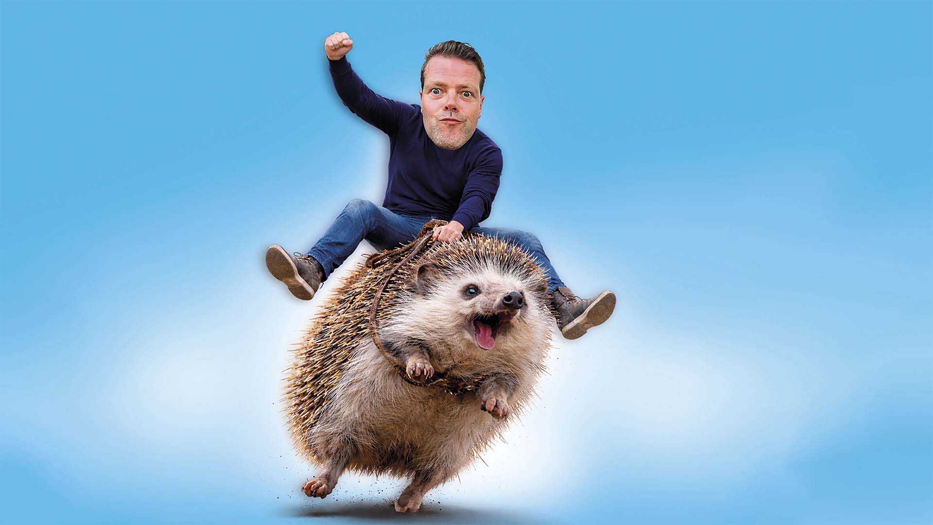 Man zit bovenop een grote egel en houdt zich vast alsof hij erop rijdt, tegen een blauwe achtergrond