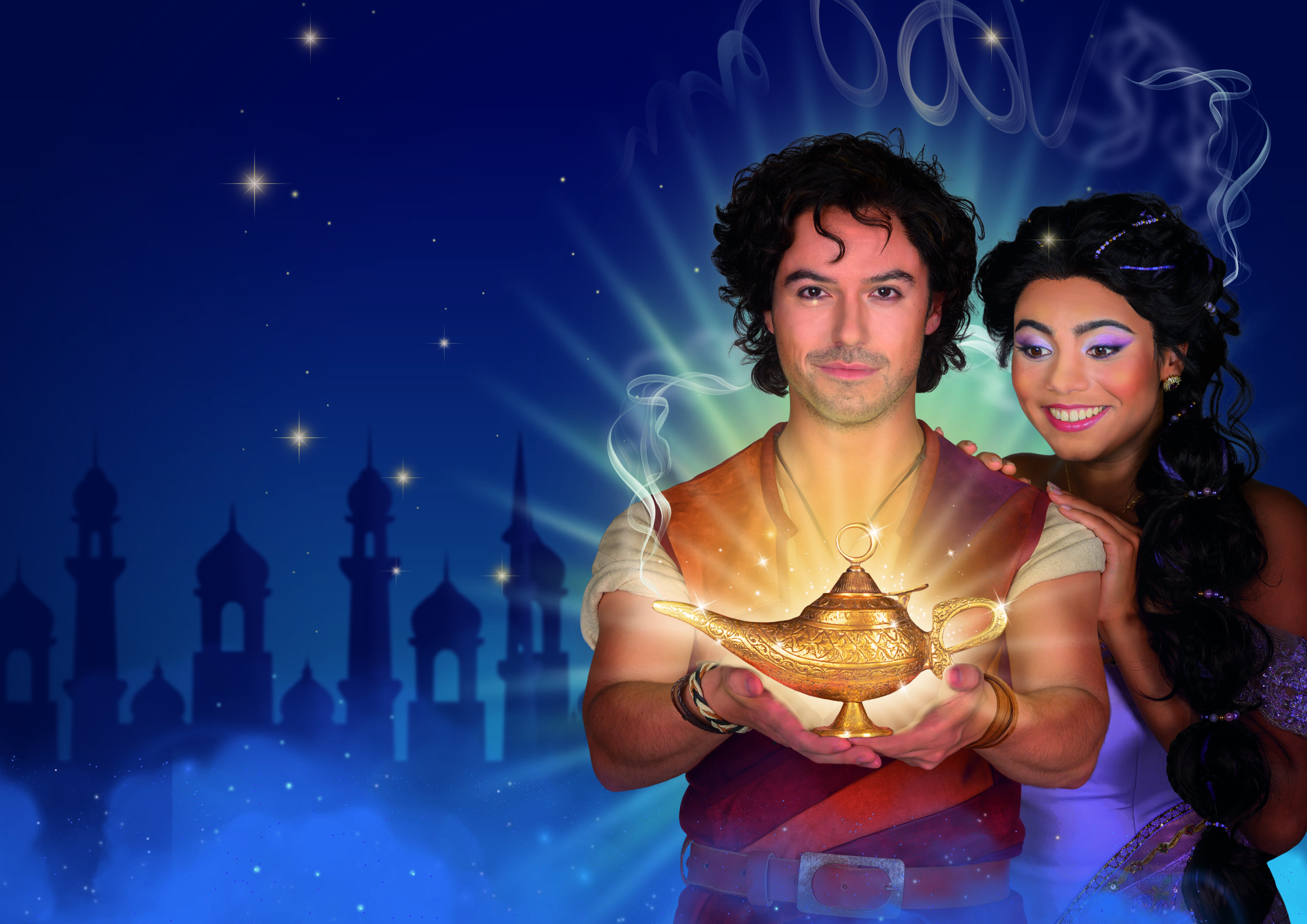 Aladdin en Layla kijken naar een magische lamp die licht uitstraalt, tegen een nachtelijke achtergrond met sterren en silhouetten van paleizen