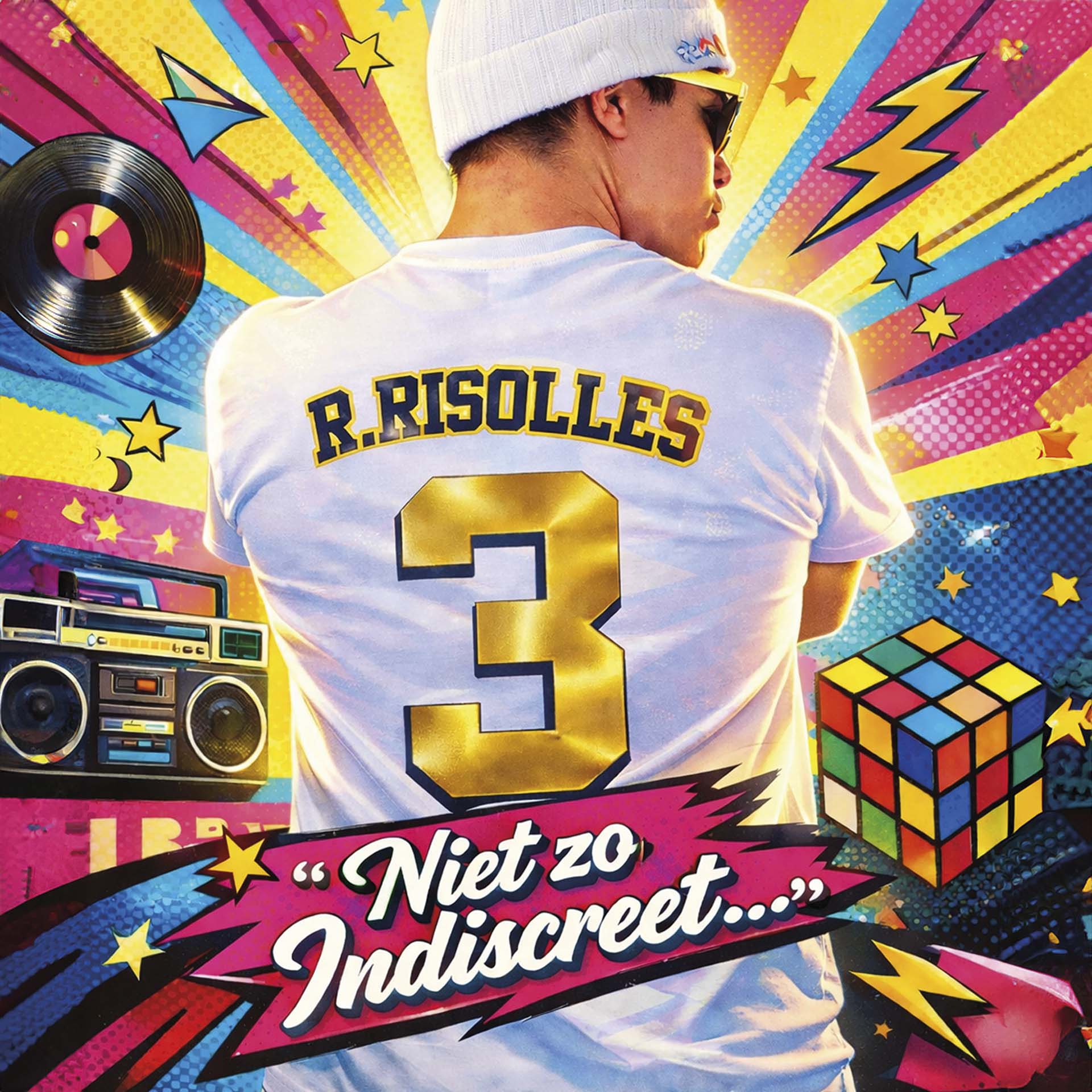 Ricky met pet en zonnebril toont rug met shirt R. Risolles 3, omringd door kleurrijke retro illustraties zoals vinylplaat, boombox en Rubiks kubus