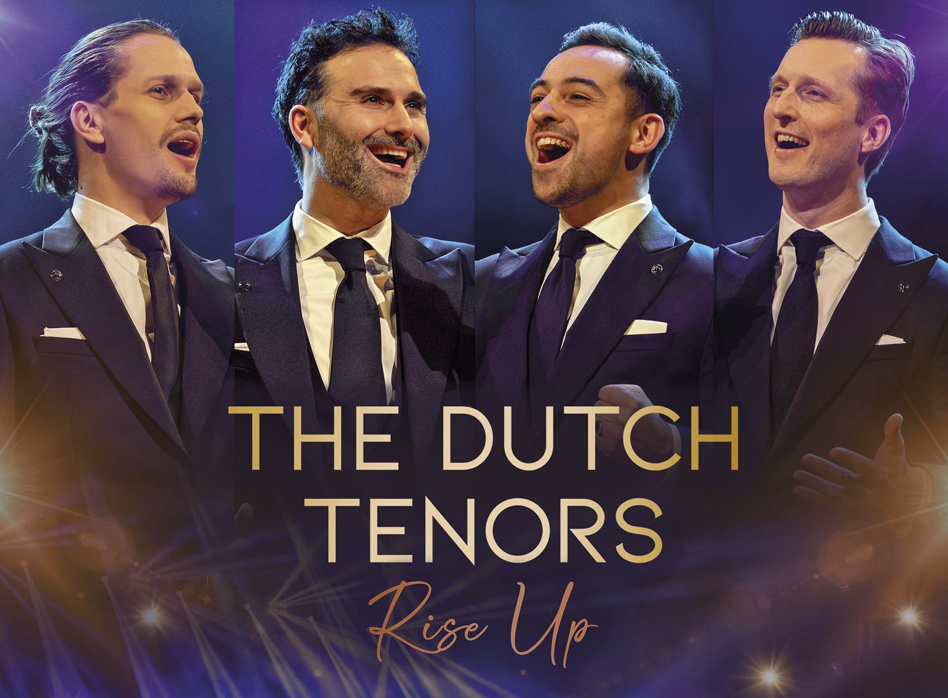 Vier zangers in nette pakken zingen naast elkaar op het podium, met de titel The Dutch Tenors – Rise Up in beeld