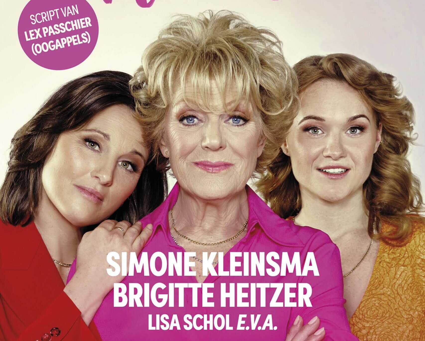 Brigitte Heitzer, Simone Kleinsma en Lisa Schol in promotiebeeld van de musical Vlieg met me mee tegen een lichte achtergrond met roze titeltekst