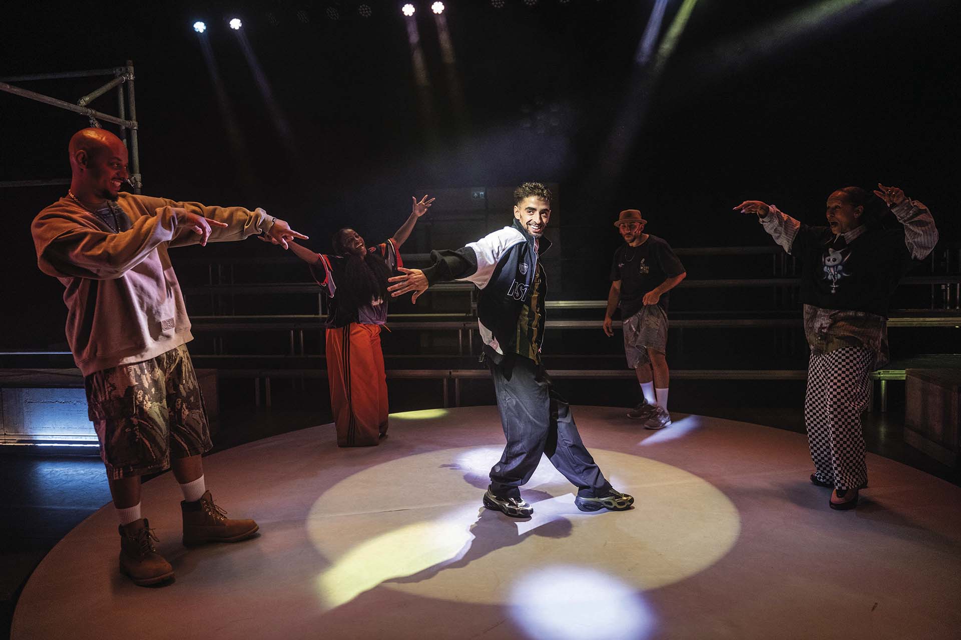 Breakdancer maakt freeze met voetbal op rug, publiek applaudisseert