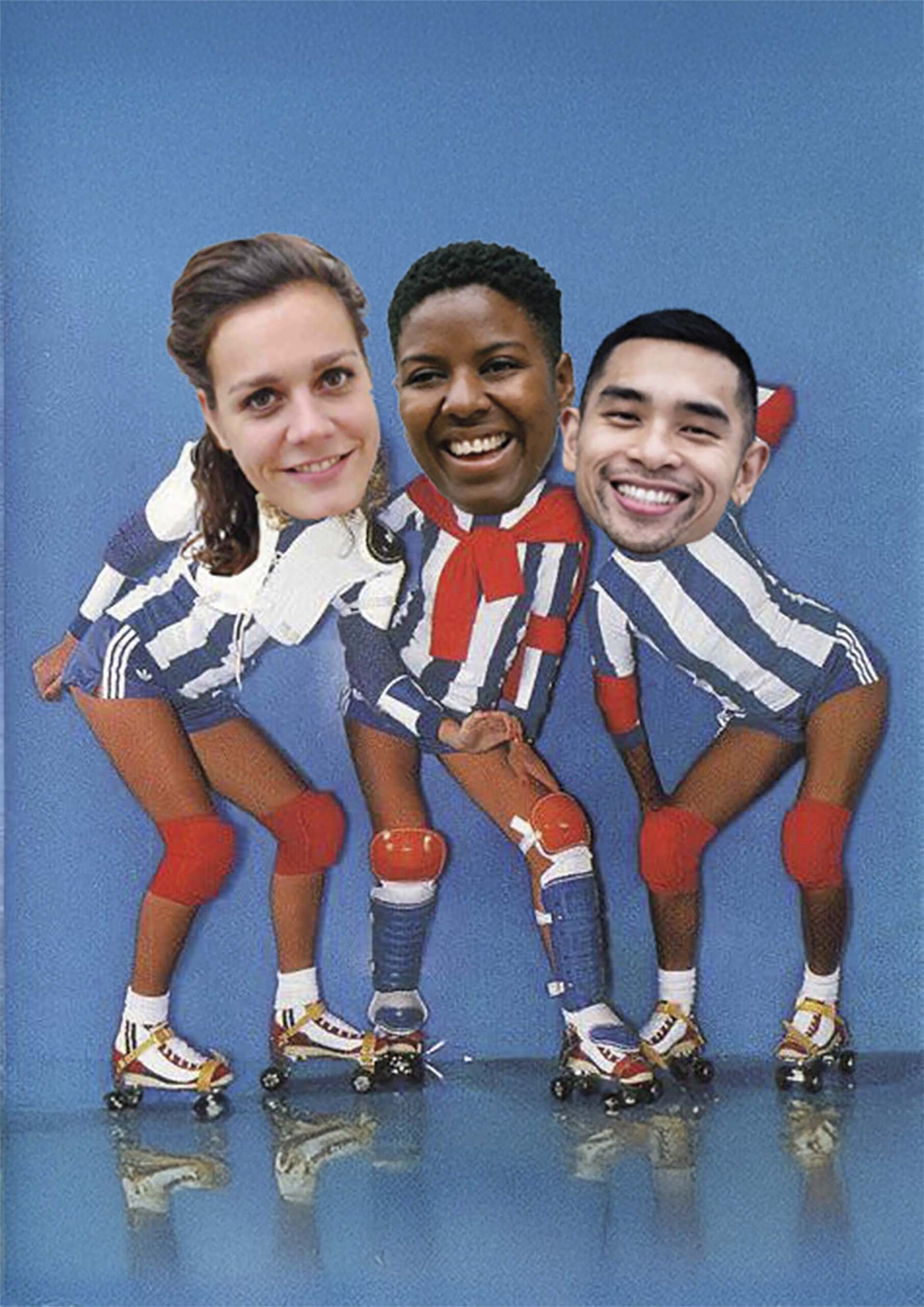 Drie performers op rolschaatsen in gestreepte outfits, met vergrote hoofden, staan speels tegen elkaar geleund tegen een blauwe achtergrond