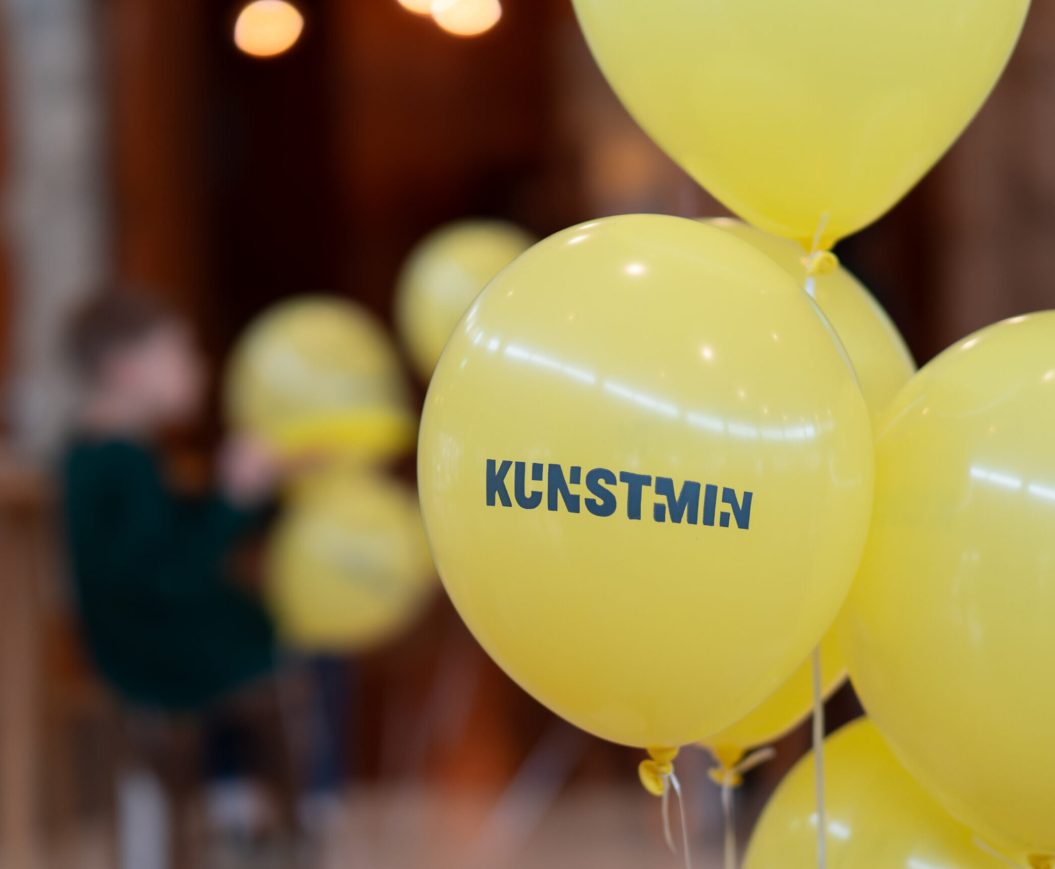 Gele ballonnen waar Kunstmin op staat