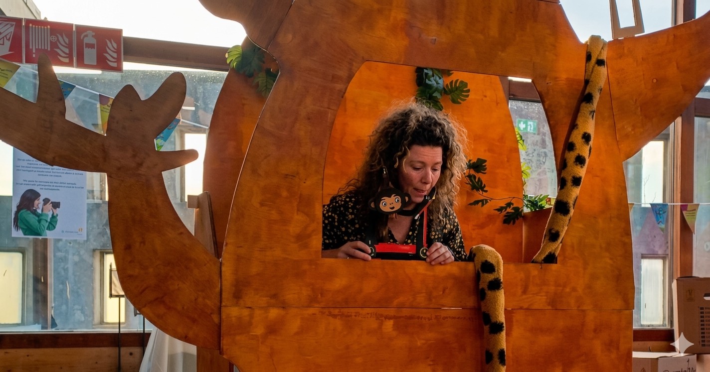 Katiuscia Principato speelt met een apenpop in het kleurrijke decor van de peutervoorstelling Kleine Aap.